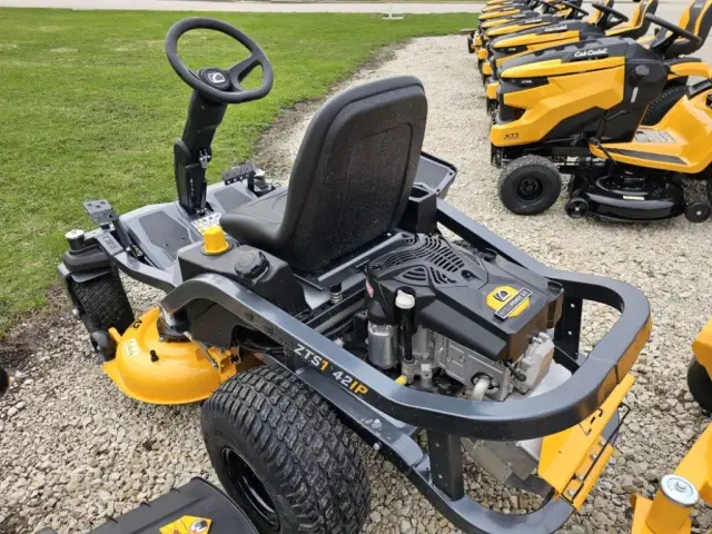 Image of Cub Cadet Ultima ZTS1 42IP equipment image 4