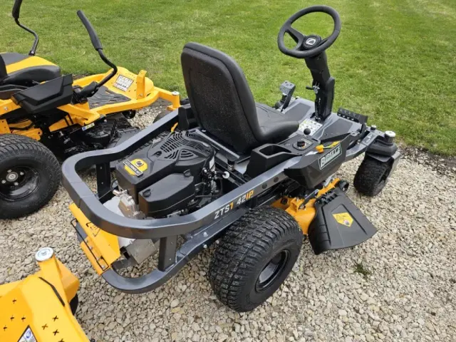 Image of Cub Cadet Ultima ZTS1 42IP equipment image 2