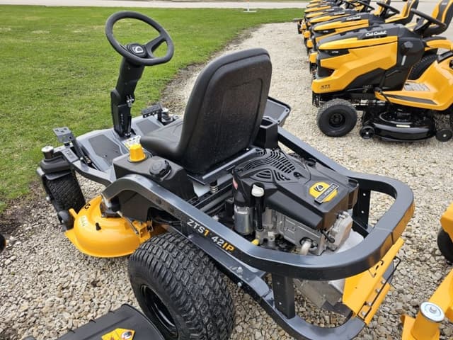 Image of Cub Cadet Ultima ZTS1 equipment image 4