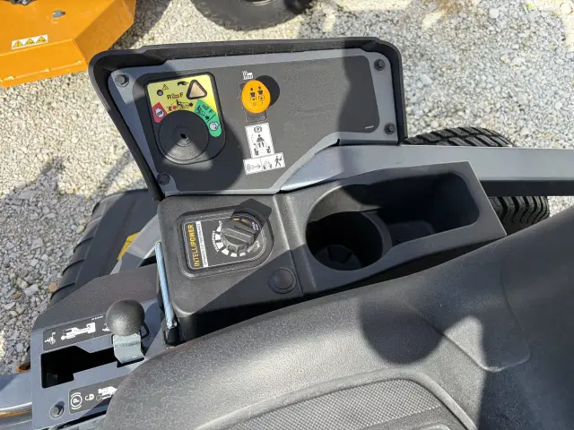 Image of Cub Cadet Ultima ZTS1 equipment image 1