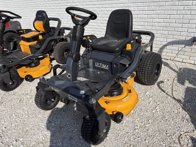 Image of Cub Cadet Ultima ZTS1 equipment image 2