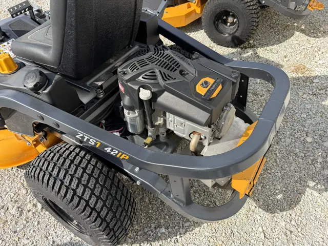Image of Cub Cadet Ultima ZTS1 equipment image 4