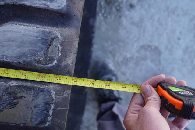 Image of John Deere 335P equipment image 4