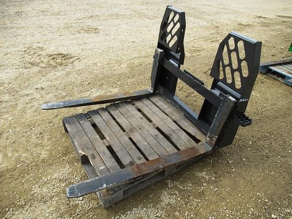 Image of John Deere Pallet Forks equipment image 1