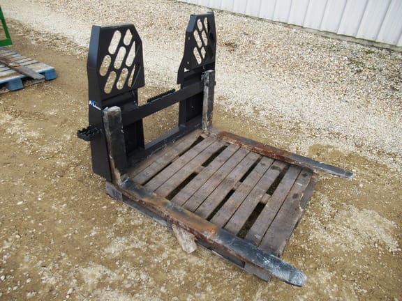 2025 John Deere Pallet Forks Equipment Image0