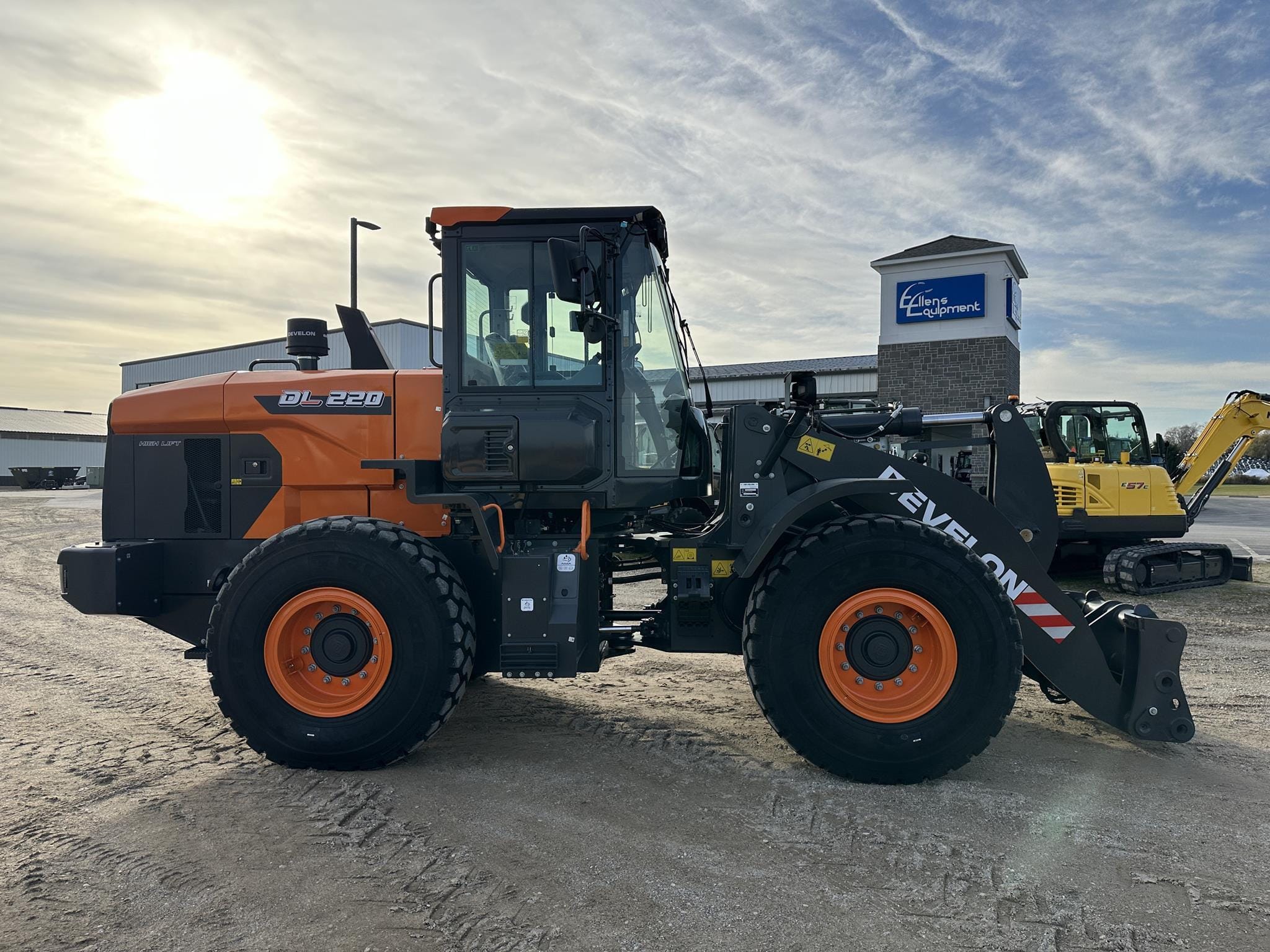 2025 Develon DL220-7 Equipment Image0