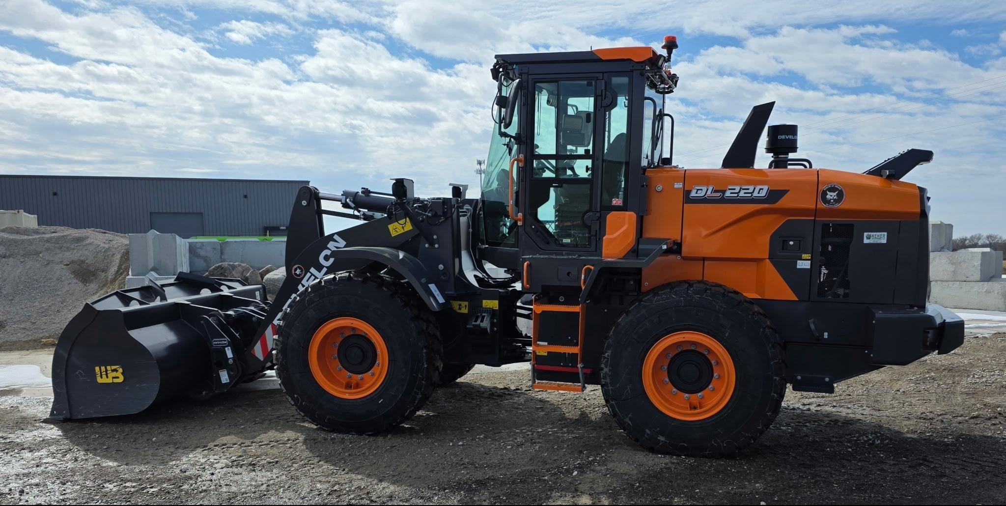 2025 Develon DL220-7 Equipment Image0