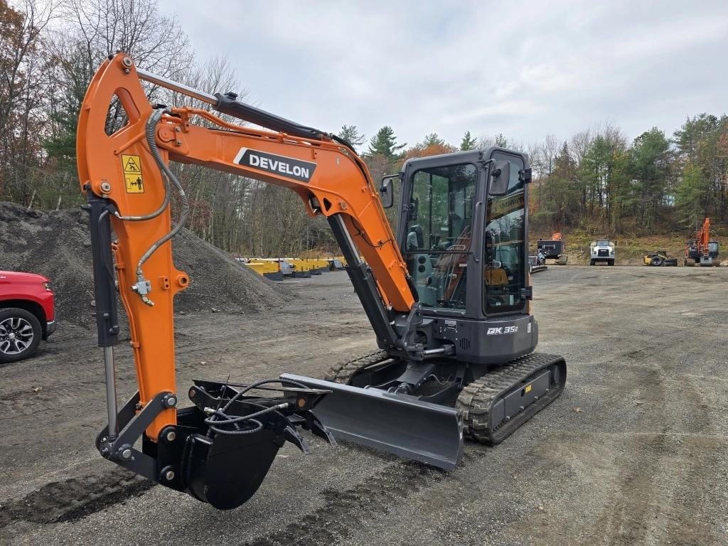 2025 Develon DX35Z Equipment Image0