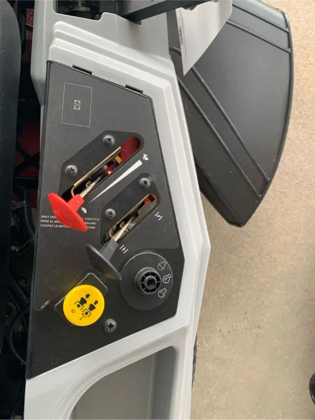 Image of Exmark QZE725GKC42200 equipment image 4