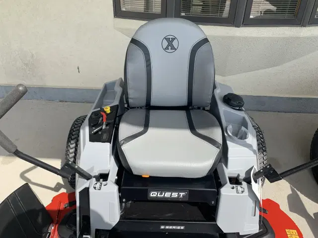 Image of Exmark QZS724GKC54200 equipment image 2