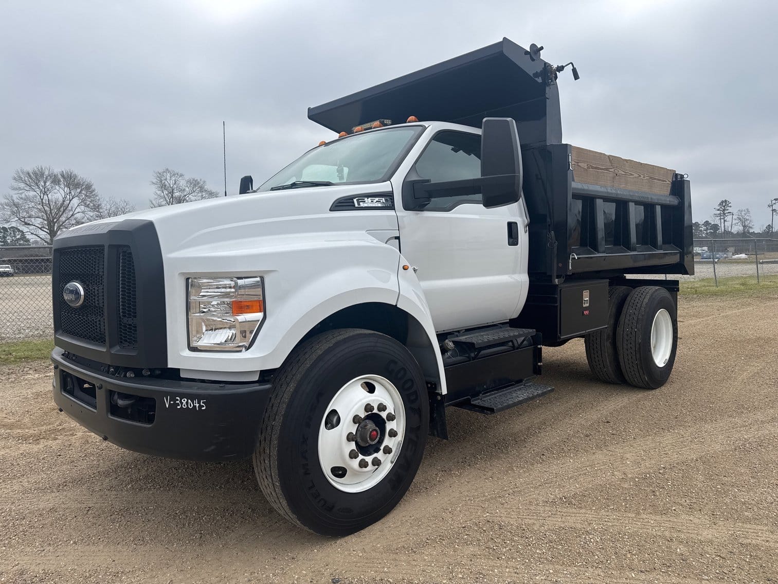 2025 Ford F-650 Equipment Image0