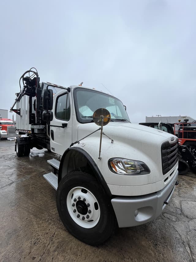Image of Freightliner M2106 equipment image 1