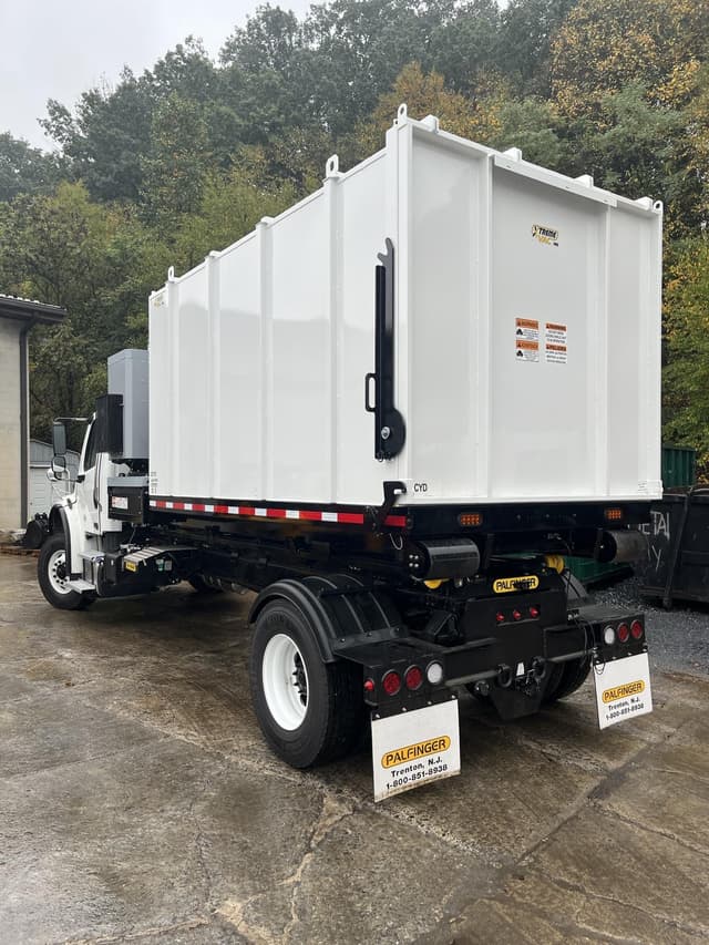 Image of Freightliner M2106 equipment image 2