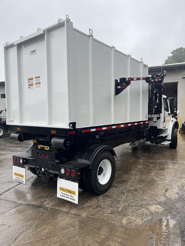 Image of Freightliner M2106 equipment image 3