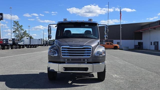 Image of Freightliner M2106 equipment image 1