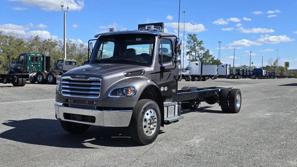 Image of Freightliner M2106 Primary image