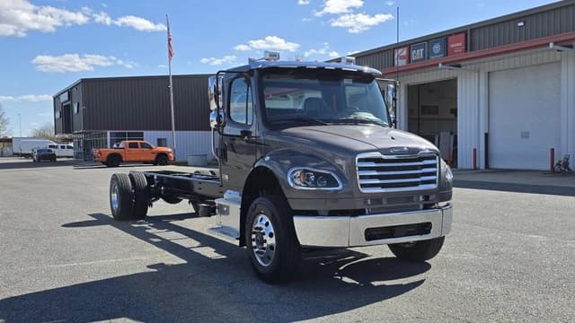 Image of Freightliner M2106 equipment image 2
