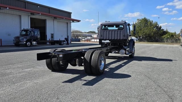 Image of Freightliner M2106 equipment image 4