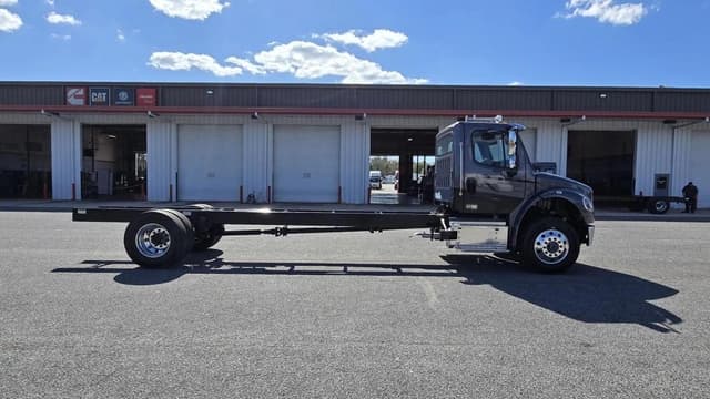 Image of Freightliner M2106 equipment image 3