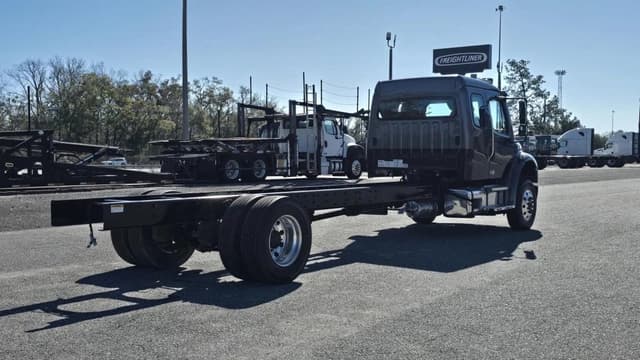 Image of Freightliner M2106 equipment image 4