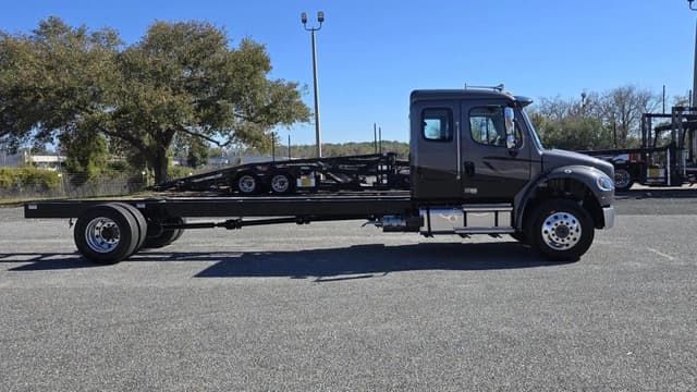 Image of Freightliner M2106 equipment image 3