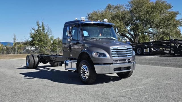 Image of Freightliner M2106 equipment image 2