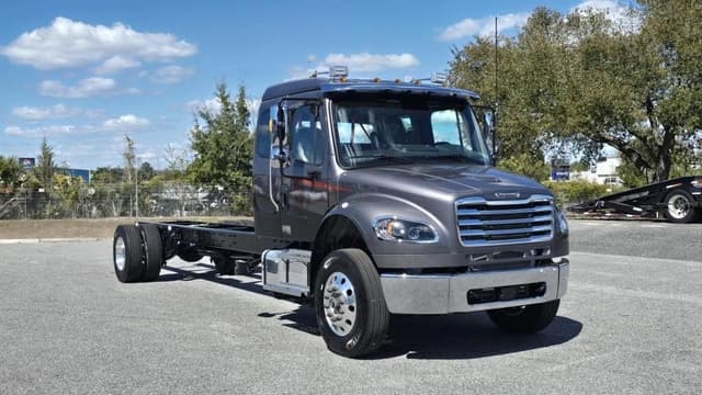 Image of Freightliner M2106 equipment image 2
