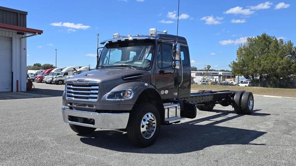 Image of Freightliner M2106 Primary image