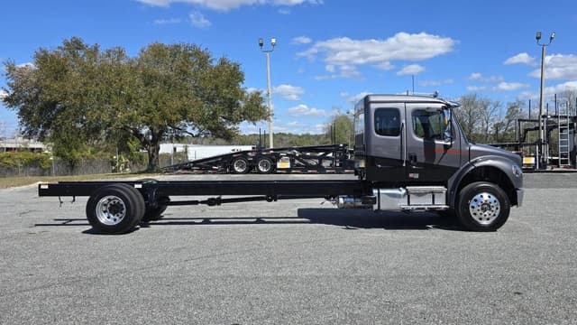 Image of Freightliner M2106 equipment image 3