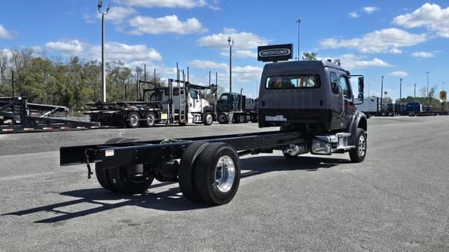 Image of Freightliner M2106 equipment image 4