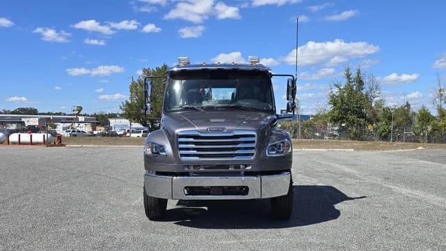 Image of Freightliner M2106 equipment image 1