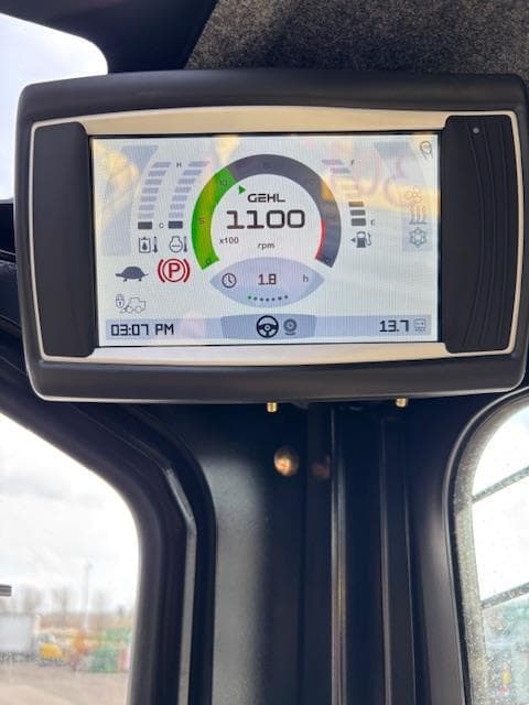 Image of Gehl V210 equipment image 3