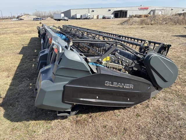 Image of Gleaner 9335 equipment image 4