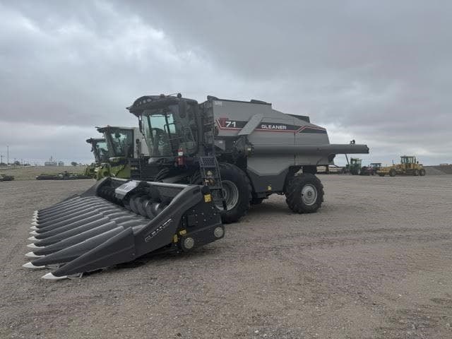 Image of Gleaner T71 equipment image 2