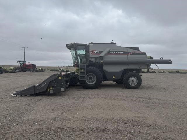 Image of Gleaner T71 equipment image 1
