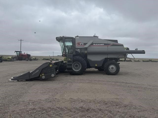Image of Gleaner T71 equipment image 3
