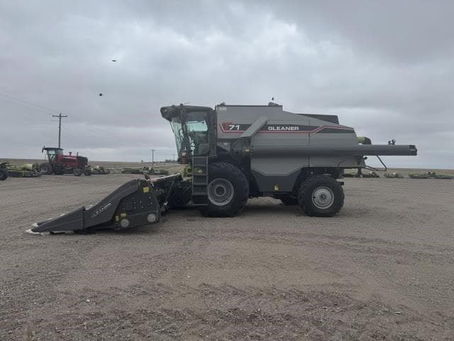 Image of Gleaner T71 equipment image 3