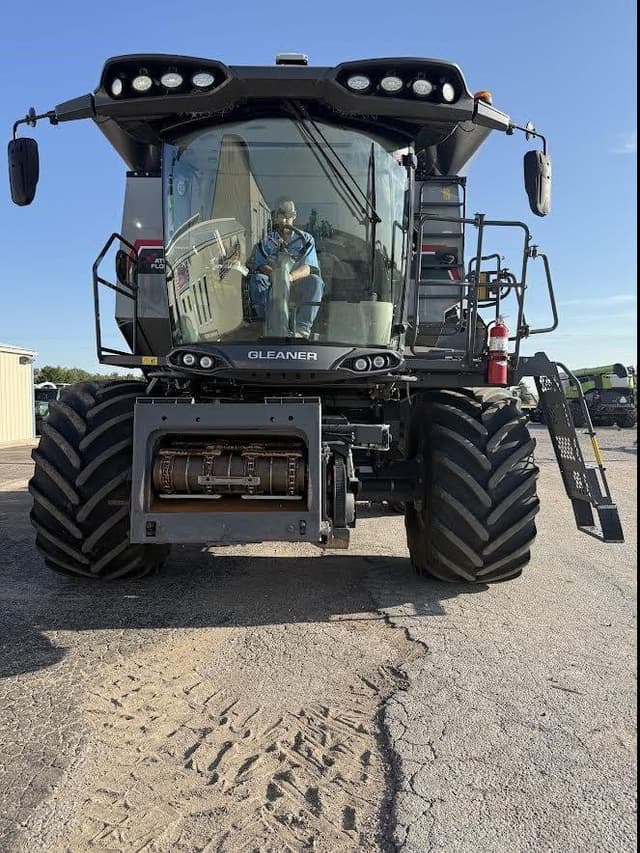 Image of Gleaner T71 equipment image 3