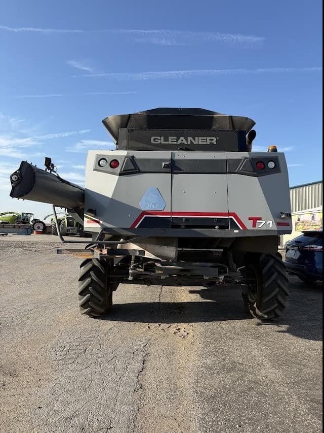 Image of Gleaner T71 equipment image 2