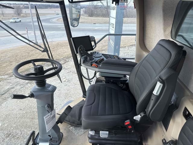Image of Gleaner T71 equipment image 2