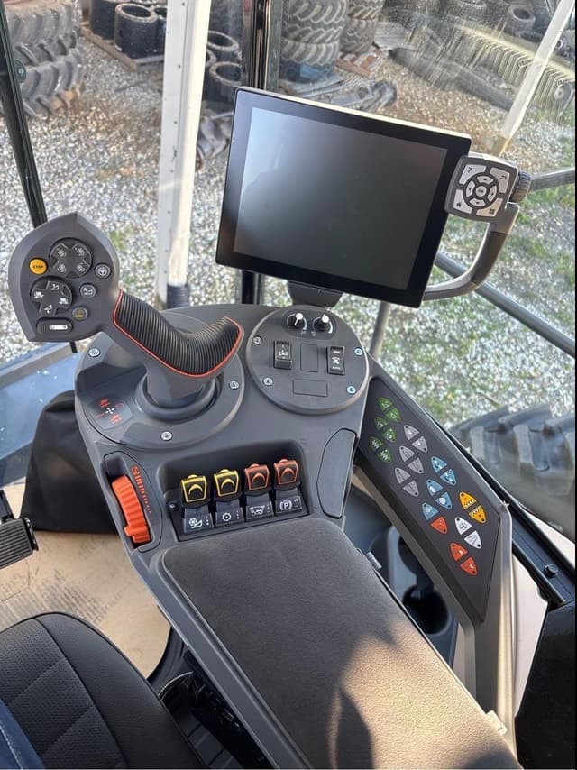 Image of Gleaner T71 equipment image 4