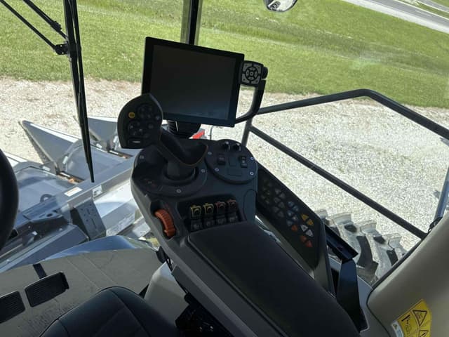 Image of Gleaner T71 equipment image 2