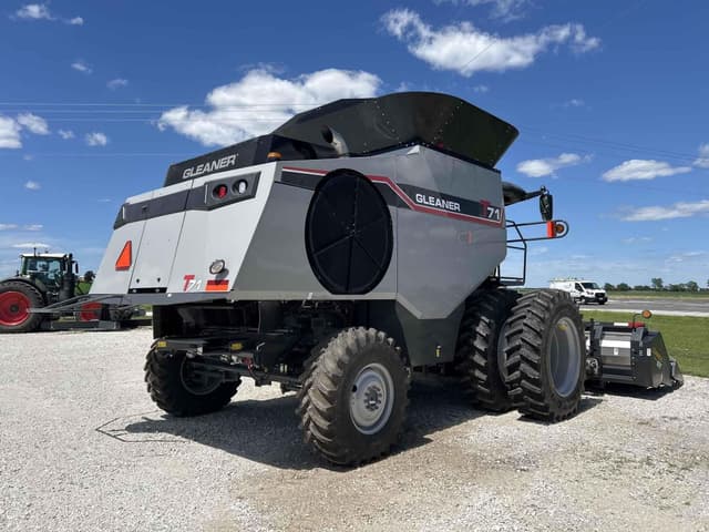 Image of Gleaner T71 equipment image 2