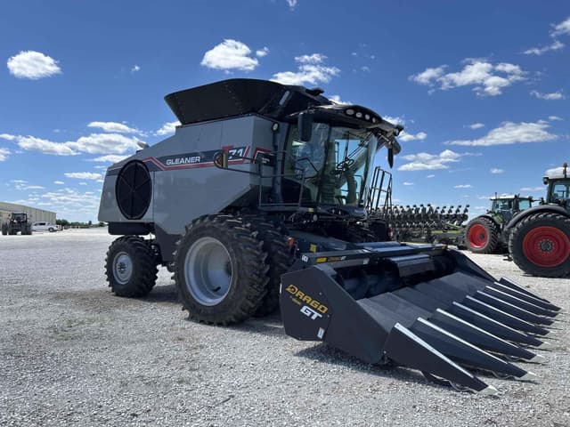 Image of Gleaner T71 equipment image 4