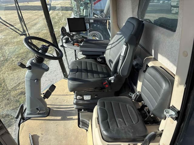 Image of Gleaner T71 equipment image 3