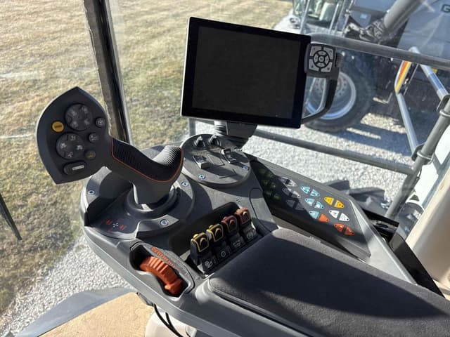 Image of Gleaner T71 equipment image 4