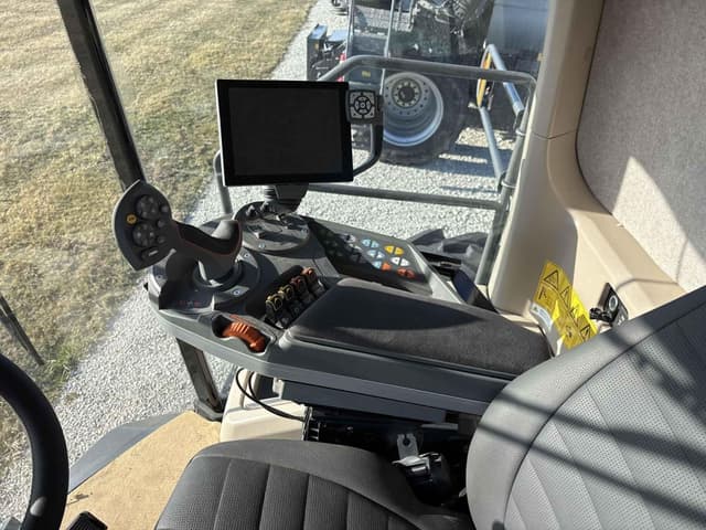 Image of Gleaner T71 equipment image 4