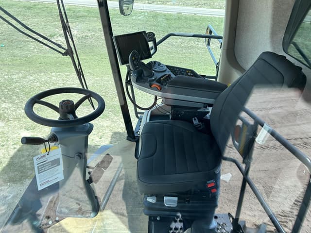 Image of Gleaner T71 equipment image 4