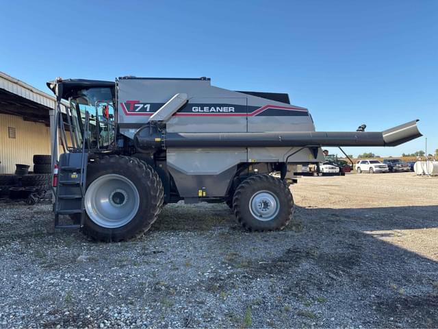 Image of Gleaner T71 equipment image 4