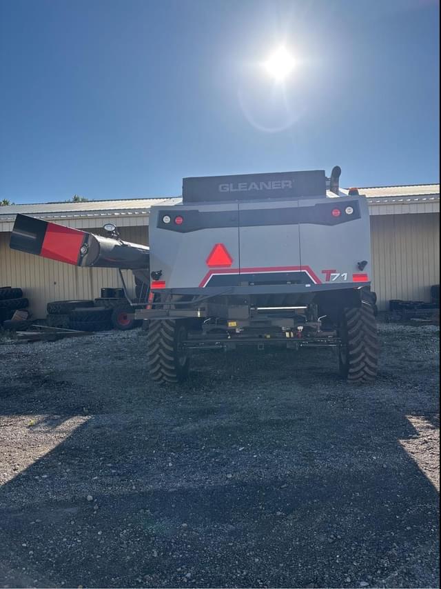 Image of Gleaner T71 equipment image 2